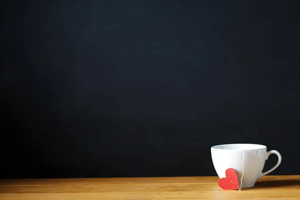 Taza de café con pequeño corazón rojo —  Fotos de Stock