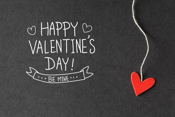 Valentijnsdag bericht met papier hart — Stockfoto