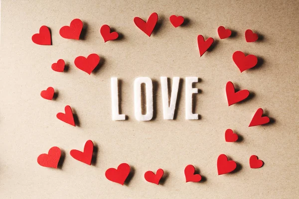 Älskar texten med små röda hjärtan — Stockfoto