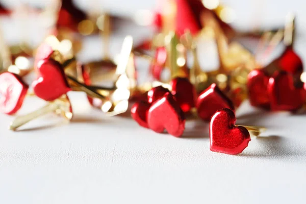 Pequeños corazones rojos de metal —  Fotos de Stock