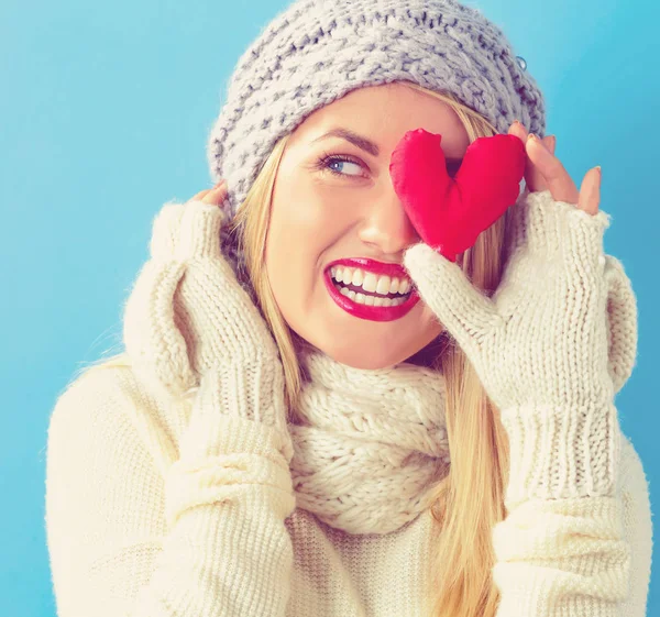 Glad ung kvinna håller en Sittkudde hjärtat — Stockfoto