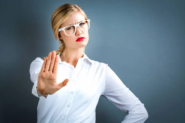 Mujer joven haciendo una pose de rechazo —  Fotos de Stock