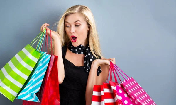 Szczęśliwa młoda kobieta blonde z torby na zakupy — Zdjęcie stockowe