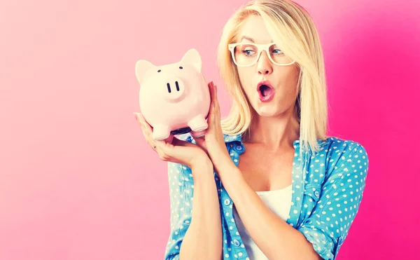 Mujer joven con una alcancía — Foto de Stock