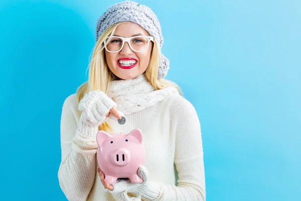 Jonge vrouw met een piggy bank — Stockfoto