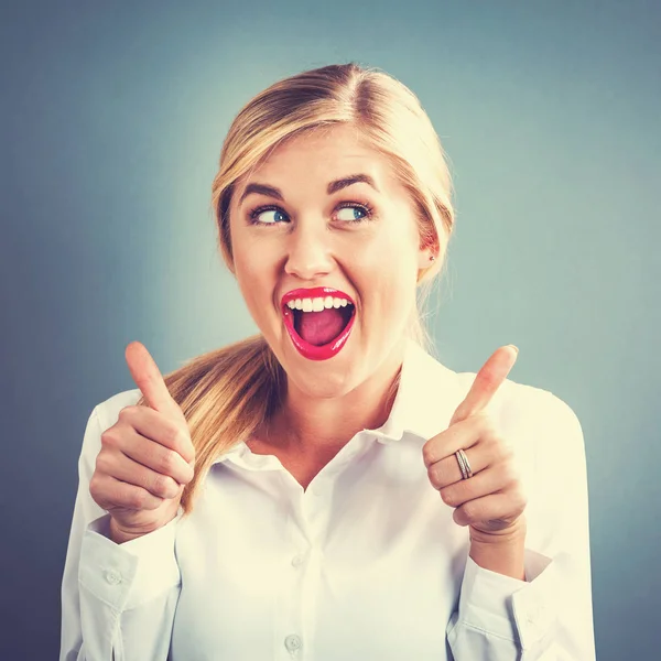 Feliz joven mujer dando pulgares hacia arriba — Foto de Stock