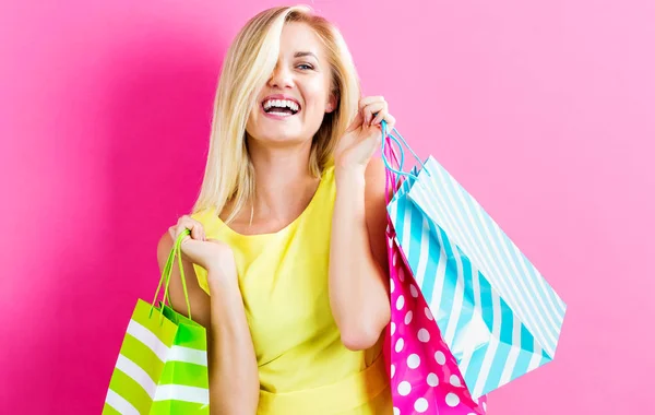 Mujer joven feliz sosteniendo bolsas de compras —  Fotos de Stock