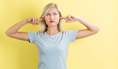 Genç kadın kulakları tıkalı