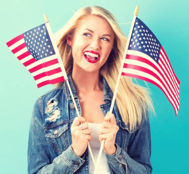 Genç kadın holding Amerikan bayrağı