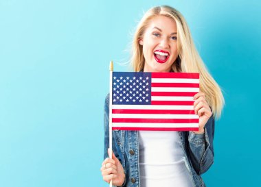 Genç kadın holding Amerikan bayrağı