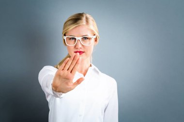 Genç kadın bir ret poz yapma