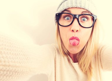 Genç bir kadın selfie çekiyor. 