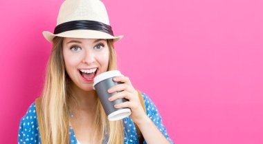 Mutlu genç bayan kahve içiyor.