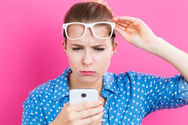 Genç kadın cep telefonunu bakıyor