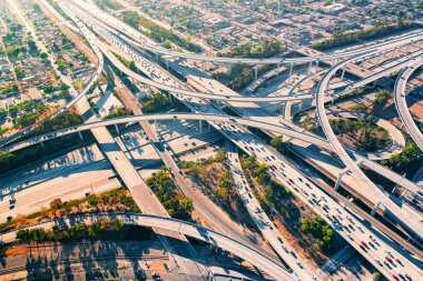 Los Angeles'ta bir otoyolun kavşak havadan görünümü