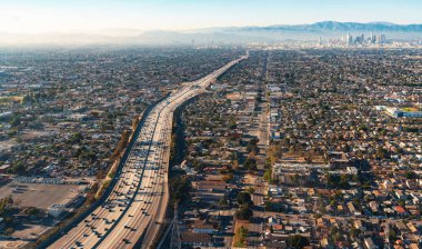 Los Angeles'ta bir otoyolun kavşak havadan görünümü