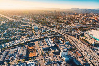 Los Angeles'ta bir otoyolun kavşak havadan görünümü