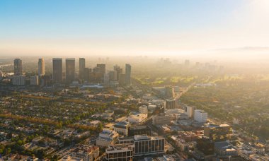 Los Angeles 'taki Wilshire Bulvarı' ndaki binaların hava görüntüsü.