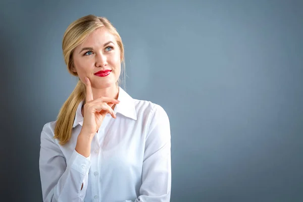 Ung kvinna i en tankeväckande pose — Stockfoto