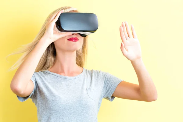 Jeune femme utilisant un casque de réalité virtuelle — Photo