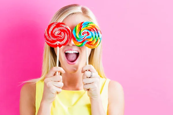 Young woman eating a lollipop — Stock Photo, Image