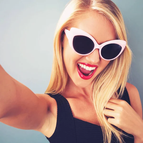 Junge Frau macht ein Selfie — Stockfoto