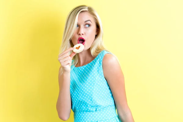 Glad ung kvinna med cookie — Stockfoto