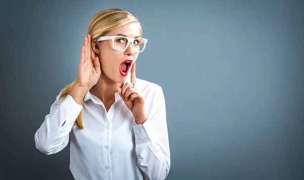 Jonge vrouw luisteren — Stockfoto