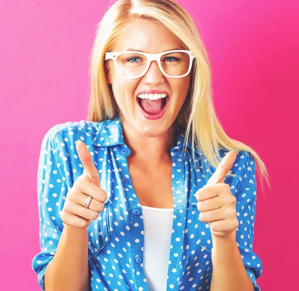 Feliz joven mujer dando pulgares hacia arriba — Foto de Stock