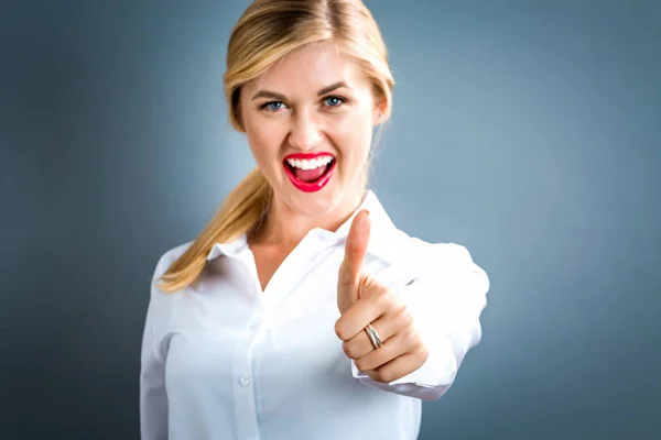 Feliz joven mujer dando un pulgar hacia arriba — Foto de Stock