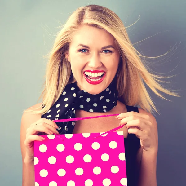 Gelukkig jong vrouw houden van een shopping bag — Stockfoto