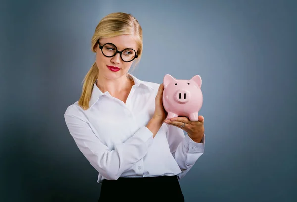 Mujer joven con una alcancía — Foto de Stock