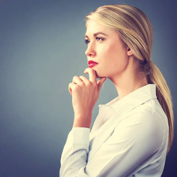 Jonge vrouw in een doordachte pose — Stockfoto