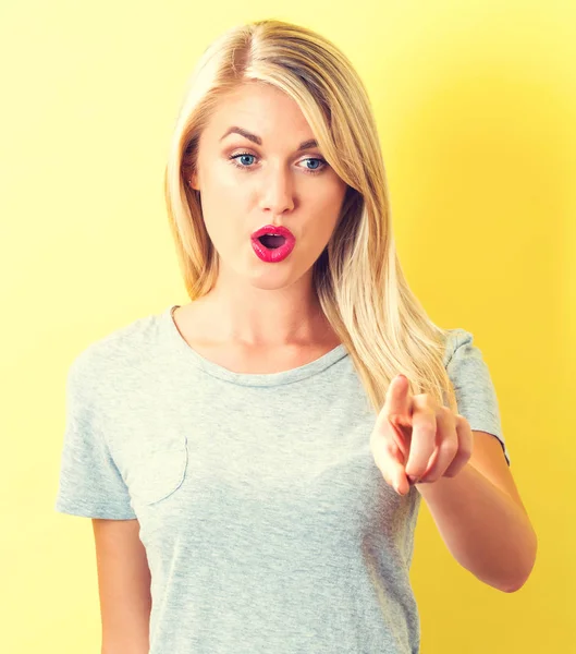 Mujer joven señalando algo — Foto de Stock