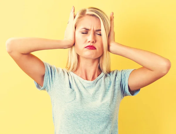 Jonge vrouw haar oren blokkeren — Stockfoto