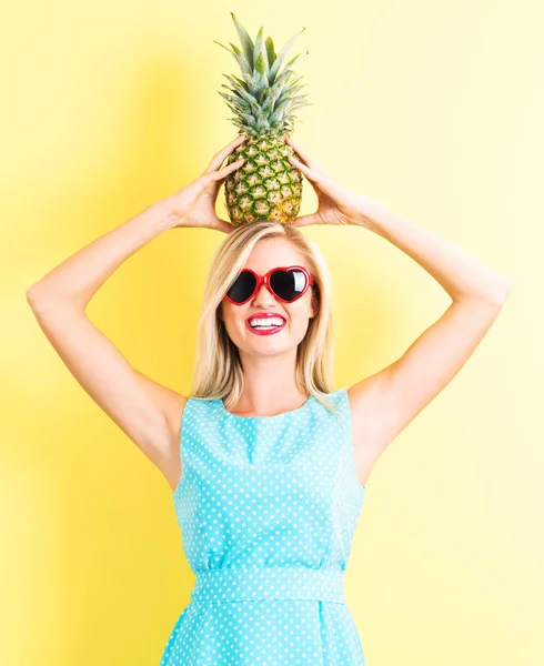 Jovem feliz segurando um abacaxi — Fotografia de Stock