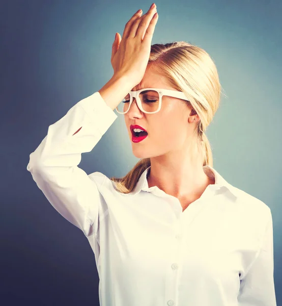 Mujer joven cometiendo un error — Foto de Stock