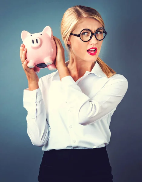 Mujer joven con una alcancía — Foto de Stock