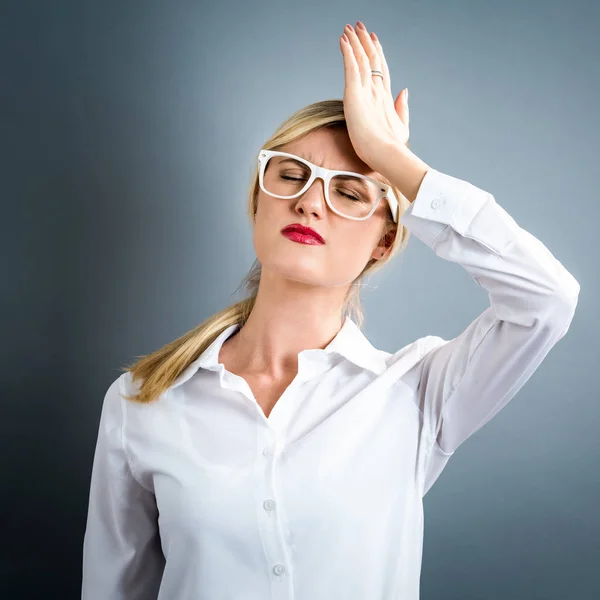 Mujer joven cometiendo un error — Foto de Stock