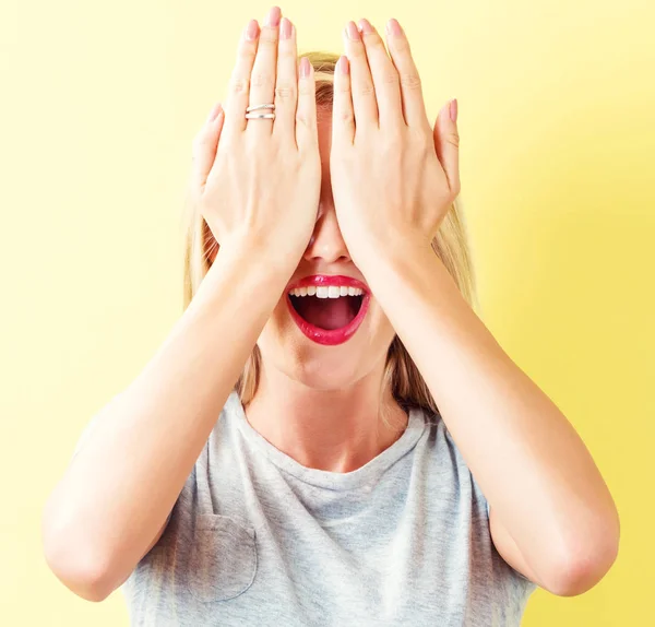 Vrouw bedekt haar ogen met haar handen — Stockfoto