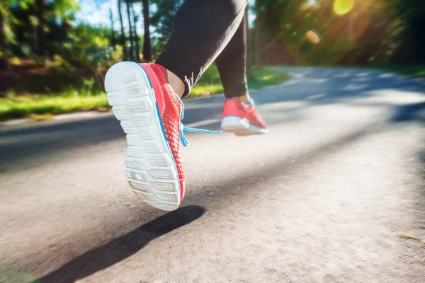 屋外の歩道をジョギングする女性ランナー — ストック写真