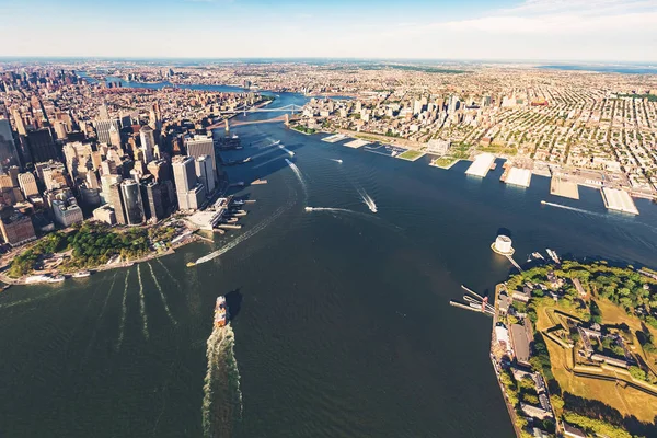 Aerial view of the Governors Island with Brooklyn in the background — Stock Photo, Image