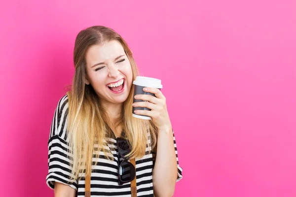Mutlu genç bayan kahve içiyor. — Stok fotoğraf