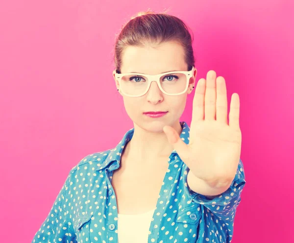 Jonge vrouw een afwijzing vormen maken — Stockfoto