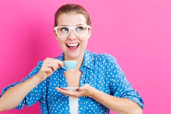 幸せな若い女性がコーヒーを飲む — ストック写真