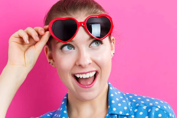 Jeune femme avec des lunettes de soleil — Photo