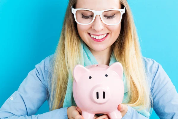 Jovem com um banco porquinho — Fotografia de Stock