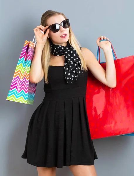 Gelukkig jongedame, houden veel shopping tassen — Stockfoto