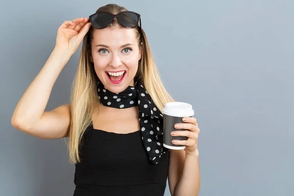 Glückliche junge Frau trinkt Kaffee — Stockfoto