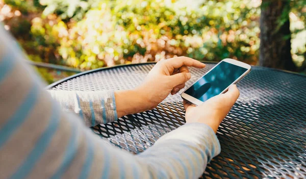 Femme utilisant son smartphone à l'extérieur — Photo